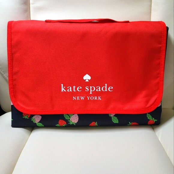 Limited Edition Kate♠️Spade Strawberry Toss Packable Picnic Beach Blanket - Picture 1 of 7